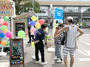 Nibakoでの風船プレゼントの様子